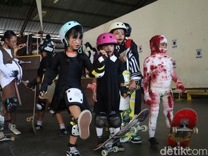 Parade Skateboard Bertema Halloween, Bocah Cewek Unjuk Aksi di Kuta