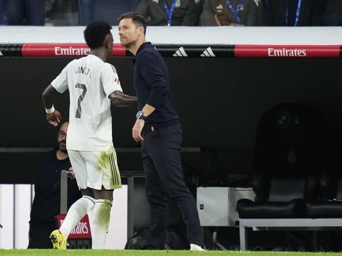 Vinicius Junior left winger of Real Madrid and Brazil and Xabi Alonso head coach of Real Madrid greet during the La Liga EA Sports match between Real Madrid CF and Valencia CF at Estadio Santiago Bernabeu on November 1, 2025 in Madrid, Spain. (Photo by Jose Breton/Pics Action/NurPhoto via Getty Images)
