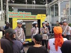 Saat Polwan Polda Metro Edukasi Tertib Lalin Sambil Nyanyi Bareng Warga di CFD