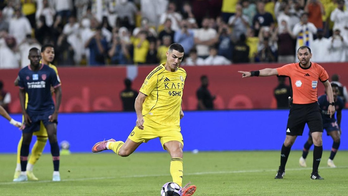 Penalti Cristiano Ronaldo menangkan Al Nassr atas Al Feiha. (REUTERS/Stringer)