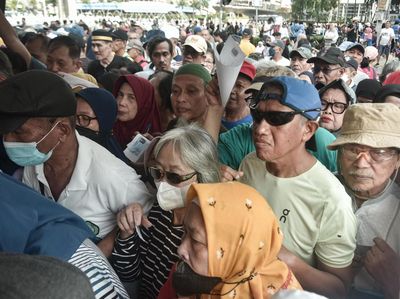 Antrean Lansia Ramaikan HBKB Jakarta, Pemprov Buka Pendaftaran Kartu Layanan Gratis