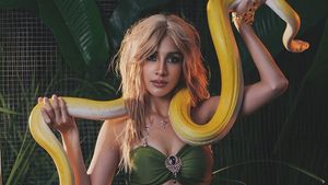 7 Gaya Anya Geraldine Cosplay Jadi Britney Spears, Seksi Pamer Perut Rata
