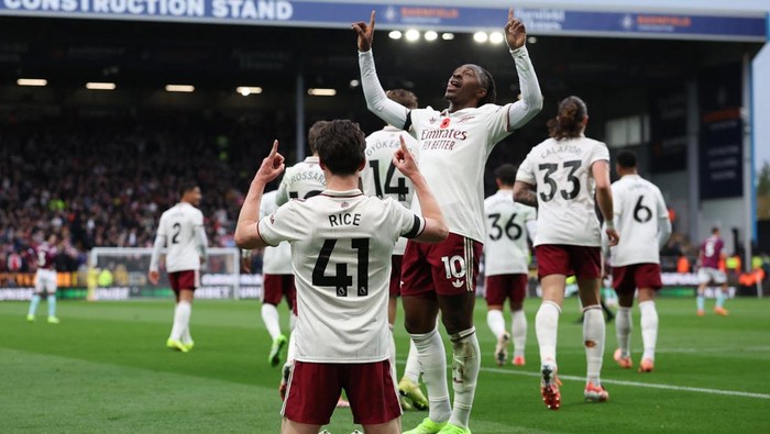 Soccer Football - Premier League - Burnley v Arsenal - Turf Moor, Burnley, Britain - November 1, 2025 Arsenals Declan Rice celebrates scoring their second goal with Eberechi Eze REUTERS/Scott Heppell EDITORIAL USE ONLY. NO USE WITH UNAUTHORIZED AUDIO, VIDEO, DATA, FIXTURE LISTS, CLUB/LEAGUE LOGOS OR LIVE SERVICES. ONLINE IN-MATCH USE LIMITED TO 120 IMAGES, NO VIDEO EMULATION. NO USE IN BETTING, GAMES OR SINGLE CLUB/LEAGUE/PLAYER PUBLICATIONS. PLEASE CONTACT YOUR ACCOUNT REPRESENTATIVE FOR FURTHER DETAILS..