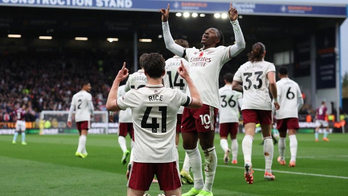 Soccer Football - Premier League - Burnley v Arsenal - Turf Moor, Burnley, Britain - November 1, 2025 Arsenals Declan Rice celebrates scoring their second goal with Eberechi Eze REUTERS/Scott Heppell EDITORIAL USE ONLY. NO USE WITH UNAUTHORIZED AUDIO, VIDEO, DATA, FIXTURE LISTS, CLUB/LEAGUE LOGOS OR LIVE SERVICES. ONLINE IN-MATCH USE LIMITED TO 120 IMAGES, NO VIDEO EMULATION. NO USE IN BETTING, GAMES OR SINGLE CLUB/LEAGUE/PLAYER PUBLICATIONS. PLEASE CONTACT YOUR ACCOUNT REPRESENTATIVE FOR FURTHER DETAILS..