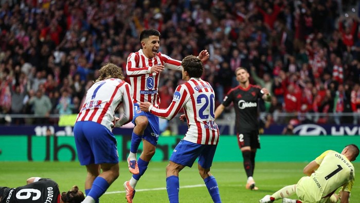 Soccer Football - LaLiga - Atletico Madrid v Sevilla - Riyadh Air Metropolitano, Madrid, Spain - November 1, 2025 Atletico Madrids Thiago Almada celebrates scoring their second goal with Giuliano Simeone and Antoine Griezmann REUTERS/Violeta Santos Moura