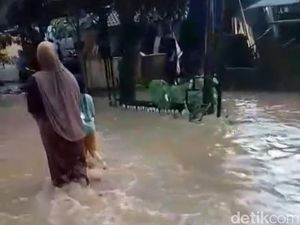 Banjir Rendam Puluhan Rumah di Lombok Barat, Lalu Lintas Terganggu