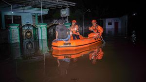 Banjir Terjang Lumajang, Warga Dievakuasi Gunakan Perahu Karet