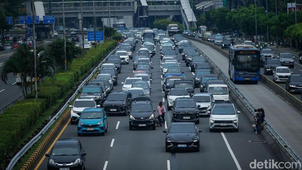 Bikin Macet, Mobil Ganti Ban di Tengah Tol Dalam Kota Jakarta