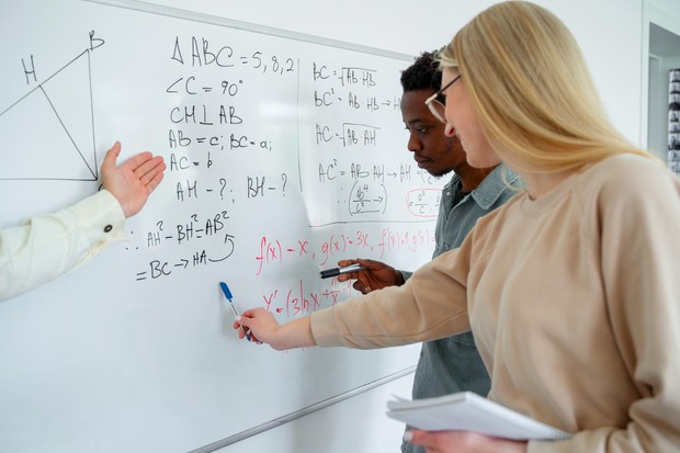 Fisika, jurusan kuliah tersulit di dunia karena mengharuskan mahasiswa memahami prinsip dasar alam semesta melalui teori dan logika tingkat tinggi.