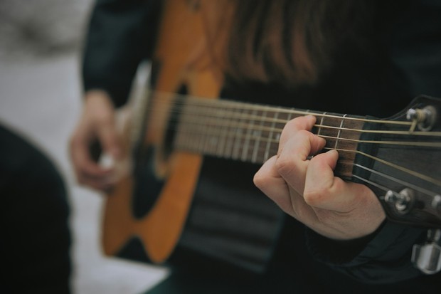 /Foto: Unsplash.com/Everett Pachmann Memainkan alat musik adalah hobi pintar yang bantu melatih memori, fokus, dan koordinasi otak kiri dan otak kanan.