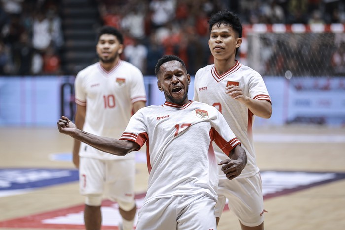 Pemain Timnas Futsal Indonesia Samuel Eko Putra (kiri) menggiring bola dibayangi pemain Timnas Futsal Australia Jamie Dib (kanan) pada laga persahabatan FIFA Match Day di Indonesia Arena, Jakarta, Sabtu (1/11/2025). Timnas Futsal Indonesia menang dengan skor 3-1. ANTARA FOTO/Dhemas Reviyanto