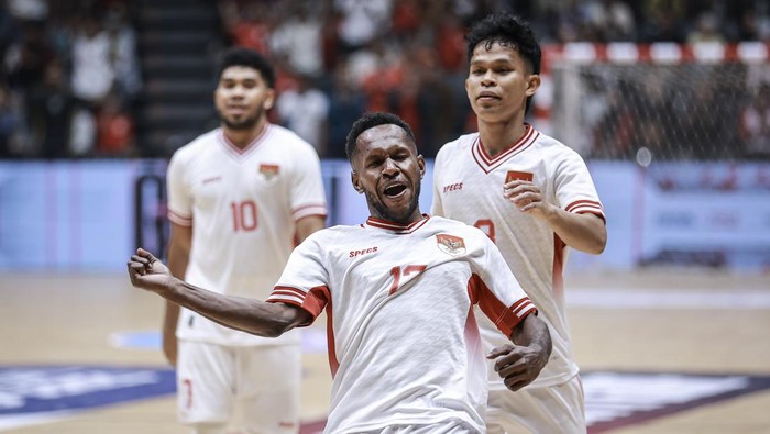 Pemain Timnas Futsal Indonesia Samuel Eko Putra (kiri) menggiring bola dibayangi pemain Timnas Futsal Australia Jamie Dib (kanan) pada laga persahabatan FIFA Match Day di Indonesia Arena, Jakarta, Sabtu (1/11/2025). Timnas Futsal Indonesia menang dengan skor 3-1. ANTARA FOTO/Dhemas Reviyanto