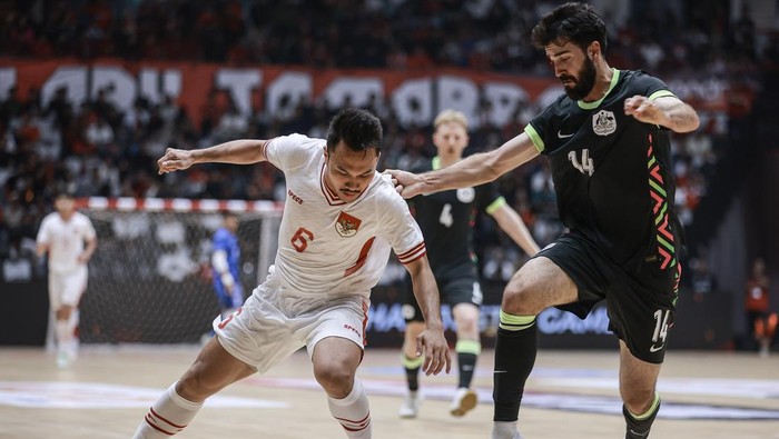 Pemain Timnas Futsal Indonesia Samuel Eko Putra (kiri) menggiring bola dibayangi pemain Timnas Futsal Australia Jamie Dib (kanan) pada laga persahabatan FIFA Match Day di Indonesia Arena, Jakarta, Sabtu (1/11/2025). Timnas Futsal Indonesia menang dengan skor 3-1. ANTARA FOTO/Dhemas Reviyanto
