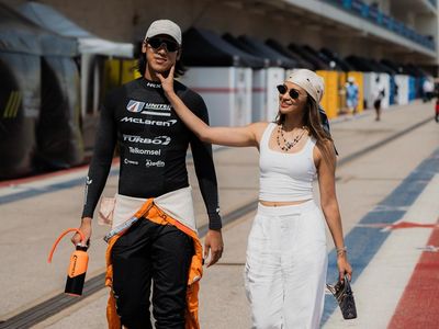 Potret Cantik Hana Malasan, Aktris yang Dilamar Pembalap Sean Galael di Pantai