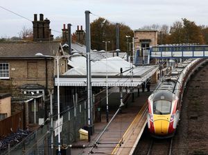 Penusukan Massal di Kereta Inggris, 9 Penumpang Luka Parah