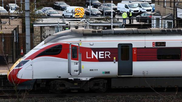Horor di Kereta Inggris! 9 Penumpang Jadi Korban Penusukan Massal
