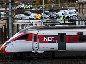 Horor di Kereta Inggris! 9 Penumpang Jadi Korban Penusukan Massal