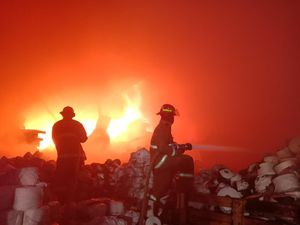 Pabrik Kain di Cikancung Bandung Terbakar