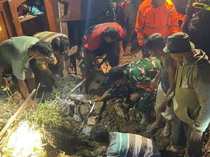 Tanah Longsor Terjang Rumah Warga Trenggalek, 2 Orang Tewas dan Hilang