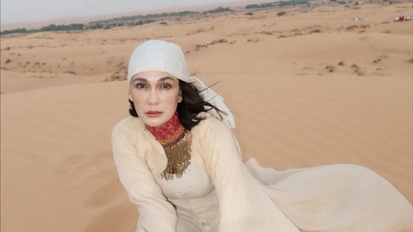 Luna Maya Jadi Desert Goddess di Dubai, Pose-posenya Aduhai!