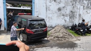 Jenazah Raja Paku Buwana XIII Tiba di Keraton Kasunanan Solo Jenazah Raja Paku Buwana XIII Tiba di Keraton Kasunanan Solo