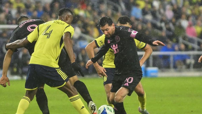 Nov 1, 2025; Nashville, Tennessee, USA;  Inter Miami forward Lionel Messi (10) dribbles the ball against Nashville SC during the first half at Geodis Park. Mandatory Credit: Steve Roberts-Imagn Images