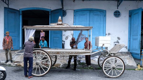 Paku Buwana XIII Berpulang, Kereta Pusaka Pralaya Disiapkan untuk Prosesi Adat