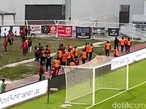 Penonton Masuk Area Lapangan Jelang Babak Kedua PSM Makassar Vs Madura United