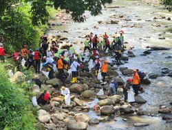 Pertamina & KLH Kolaborasi Bersihkan Sungai Ciliwung di Kebun Raya Bogor