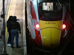 Kereta Api di Inggris Anjlok karena Tanah Longsor, 4 Penumpang Terluka