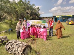 Tanam Peduli Lingkungan Sejak Dini, Polisi Edukasi Green Policing di TK Dumai Tanam Peduli Lingkungan Sejak Dini, Polisi Edukasi Green Policing di TK Dumai
