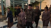 Jokowi dan Gibran Melayat ke Rumah Duka Raja Solo PB XIII