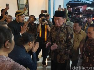 Jokowi Melayat Raja Keraton Solo PB XIII, Sampaikan Duka Mendalam