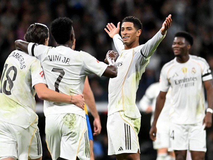 Soccer Football - LaLiga - Real Madrid v Valencia - Santiago Bernabeu, Madrid, Spain - November 1, 2025 Real Madrid's Jude Bellingham celebrates scoring their third goal with teammates REUTERS/Juan Barbosa