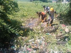 DPU Makassar Soroti Penyapu Jalan Imbas Sampah Numpuk di Drainase Picu Banjir