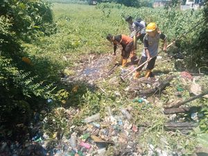 DPU Makassar Soroti Penyapu Jalan Imbas Sampah Numpuk di Drainase Picu Banjir