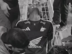 Abu Kamara Terperosok di Drainase Stadion BJ Habibie Saat Temui Suporter PSM