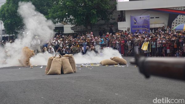 Melihat Teatrikal Pertemuran di Parade Surabaya Juang 2025