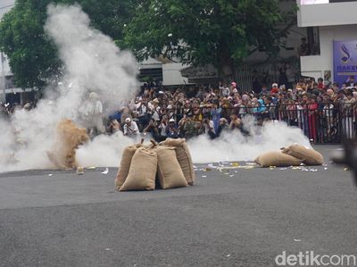 Melihat Teatrikal Pertemuran di Parade Surabaya Juang 2025