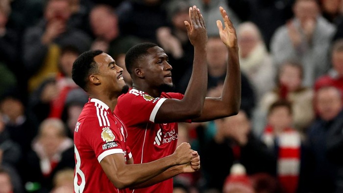 Setelah melalui empat laga tanpa kemenangan, Liverpool akhirnya bangkit dan kembali ke jalur positif. Menjamu Aston Villa di Anfield, Minggu (2/11/2025) dini hari WIB, The Reds menang meyakinkan dengan skor 2-0 pada lanjutan pekan ke-10 Liga Inggris.