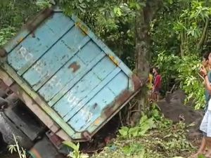 Brak! Truk Pasir Nyelonong di Kebun Tepi Jalan Kemalang Klaten