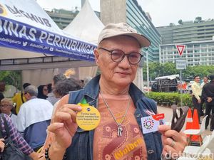 Senangnya Lansia Dapat Kartu Gratis Transum Jakarta Meski Antre 5 Jam