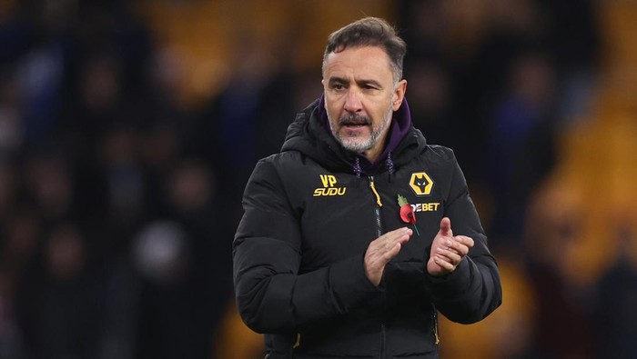 WOLVERHAMPTON, ENGLAND - OCTOBER 29: Vitor Pereira manager / head coach of Wolverhampton Wanderers applauds at Fulham time during the Carabao Cup Fourth Round match between Wolverhampton Wanderers and Chelsea at Molineux on October 29, 2025 in Wolverhampton, England. (Photo by Catherine Ivill - AMA/Getty Images)