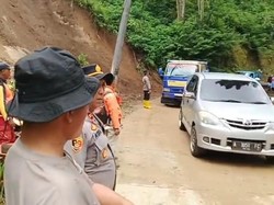 Akses Jalan Malang-Blitar via Ngantang Bisa Dilalui Usai Longsor