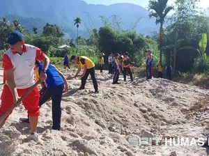 Aksi Gotong Royong Polisi dan Warga Bangun Pondok Tahfiz Quran di Pasaman