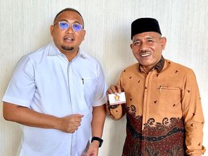 Bupati Lima Puluh Kota Safni Gabung Gerindra, KTA Diserahkan Andre Rosiade