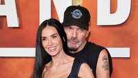 Potret Mesra Demi Moore dengan Mantan Suami Angelina Jolie, Pelukan