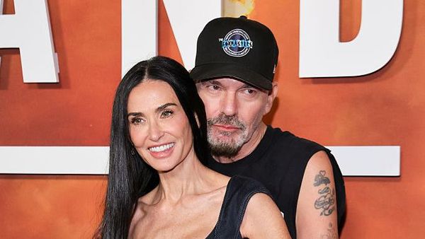 Potret Mesra Demi Moore dengan Mantan Suami Angelina Jolie, Pelukan