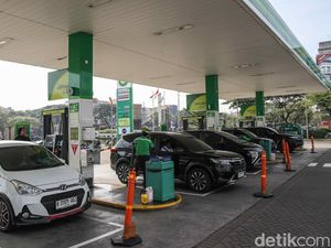 Antusiasme Pengendara Sambut Kembalinya BBM Ron 92 di SPBU BP Bekasi