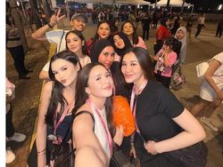 8 Gaya Artis Nonton Konser BLACKPINK, Nagita Slavina Hingga Ayu Ting Ting